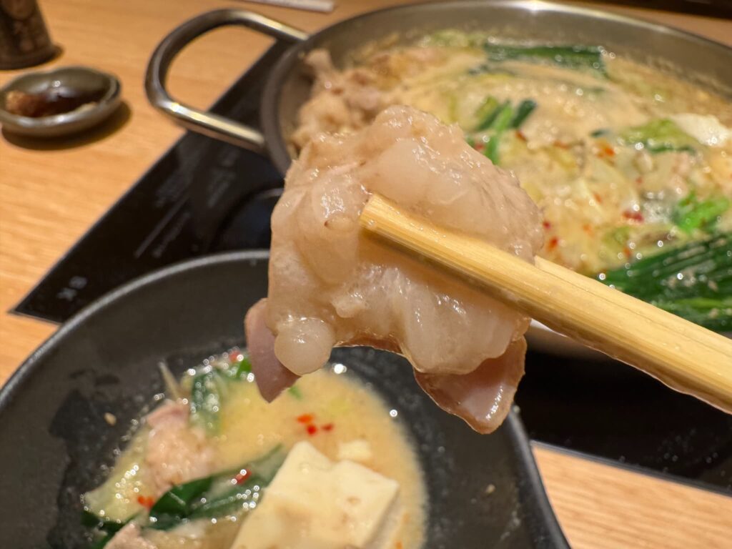 メインコンテンツへスキップツールバーへスキップ
WordPress について
ほんみや宮崎
44件の更新が利用できます
00件のコメントが承認待ちです
新規
投稿を表示
キャッシュをパージ
パフォーマンス
ExactMetrics5
Pzカード
こんにちは、ほんみやちゃん さん
投稿を編集
宮崎初上陸!【博多もつ鍋おおやま】5月19日オープン!アミュプラザ宮崎定番のみそ味は九州味噌と西京味噌など数種類の味噌が絶妙にブレンドされています。そkに、おおやま特製のタレを加えた濃厚美味(こうゆま)です宮崎初上陸!【博多もつ鍋おおやま】5月19日オープン!アミュプラザ宮崎
⌘K
下書き保存
公開
25/100
ブロックタイプまたはスタイルを変更
画像ブロックを12から11へ上方向に移動
「画像」ブロックはコンテンツの最後にあるため、下に移動できません
配置を変更
宮崎初上陸!【博多もつ鍋おおやま】5月19日オープン!アミュプラザ宮崎定番のみそ味は九州味噌と西京味噌など数種類の味噌が絶妙にブレンドされています。そkに、おおやま特製のタレを加えた濃厚美味(こうゆま)です宮崎初上陸!【博多もつ鍋おおやま】5月19日オープン!アミュプラザ宮崎
福岡県売上No.1のもつ鍋専門店が宮崎初上陸します!
九州味噌と西京味噌など、数種類の味噌を絶妙にブレンドし、おおやま特製の秘伝のタレを加えた濃厚みそもつ鍋が看板メニューです!
メディア先行内覧会に招待いただいたので先行プレビューします。この記事はPRを含んでいます。
博多もつ鍋おおやまーアミュプラザ宮崎店
博多もつ鍋おおやまは、アミュプラザ宮崎(ひむかきらめき市場)にあります。
博多ぐるぐるとりかわ竹乃谷の前、宮崎地鶏屋 嵐坊の隣に位置します。
宮崎初上陸!【博多もつ鍋おおやま】5月19日オープン!アミュプラザ宮崎
【博多もつ鍋おおやま】外観
博多もつ鍋おおやまお店の中の様子
宮崎初上陸!【博多もつ鍋おおやま】5月19日オープン!アミュプラザ宮崎
【博多もつ鍋おおやま】テーブル席写真
宮崎初上陸!【博多もつ鍋おおやま】5月19日オープン!アミュプラザ宮崎
【博多もつ鍋おおやま】テーブル席写真
宮崎初上陸!【博多もつ鍋おおやま】5月19日オープン!アミュプラザ宮崎
壁のデザインがステキです。
この壁、お店の外側の壁と繋がっていてステキなデザインです。外にはイスが置いてあり、内と外を繋ぐ、日本建築の縁側的な演出があるのではないでしょうか?(あくまで建築的な主観です)
宮崎初上陸!【博多もつ鍋おおやま】5月19日オープン!アミュプラザ宮崎
博多もつ鍋おおやま外観写真
個室も用意されており、団体など縦の間仕切りを取れば12名受け入れる事が出来るそうです
avatar
ほんみやちゃん
会社などの大人数での利用に良いですね。(予約してください)
宮崎初上陸!【博多もつ鍋おおやま】5月19日オープン!アミュプラザ宮崎
博多もつ鍋おおやま個室写真
このお店は、内装の素材各所にこだわりを感じます。
宮崎初上陸!【博多もつ鍋おおやま】5月19日オープン!アミュプラザ宮崎
戸があるので落ち着いてお食事出来ます
宮崎初上陸!【博多もつ鍋おおやま】5月19日オープン!アミュプラザ宮崎
あんどん風照明が落ち着きます
宮崎初上陸!【博多もつ鍋おおやま】5月19日オープン!アミュプラザ宮崎
床の素材(洗い出し)が踏んでいて心地よい
宮崎初上陸!【博多もつ鍋おおやま】5月19日オープン!アミュプラザ宮崎
洗い出しの壁に間接照明が高級感を出しています
宮崎初上陸!【博多もつ鍋おおやま】5月19日オープン!アミュプラザ宮崎
壁のジョリパットもコテ仕上げとリシンで分けられています
お料理
まずは、もちろんメインのもつ鍋からご紹介
博多もつ鍋 みそ味
不動の人気ナンバーワン商品です。
宮崎初上陸!【博多もつ鍋おおやま】5月19日オープン!アミュプラザ宮崎
博多もつ鍋おおやまみそ味
宮崎初上陸!【博多もつ鍋おおやま】5月19日オープン!アミュプラザ宮崎
宮崎初上陸!【博多もつ鍋おおやま】5月19日オープン!アミュプラザ宮崎
宮崎初上陸!【博多もつ鍋おおやま】5月19日オープン!アミュプラザ宮崎
一度たべると忘れられない、味です。
こだわりのスープ
宮崎初上陸!【博多もつ鍋おおやま】5月19日オープン!アミュプラザ宮崎
定番のみそ味は九州味噌と西京味噌など数種類の味噌が絶妙にブレンドされています。
そこに、おおやま特製のタレを加えた濃厚美味(こうゆま)です
画像
画像ファイルをアップロードするか、メディアライブラリから選択、または URL を追加してください。
アップロード
メディアライブラリ
URL から挿入
パネルを切り替え: Yoast SEO
SEO
可読性
スキーマ
ソーシャル
フォーカスキーフレーズ完璧なフォーカスキーフレーズを選ぶには(新しいブラウザータブで開く)
関連キーフレーズを取得(新しいブラウザータブで開く)
検索での見え方
投稿が検索結果にどのように表示されるかを決定します。
プレビュー:
モバイルの結果デスクトップの結果
URL のプレビュー:
ほんみや宮崎
www.miyazakihonto.com
SEO タイトルのプレビュー:
...
メタディスクリプションのプレビュー:
5月 17, 2025 - 以下のスニペットを編集して、メタディスクリプションを設定してください。設定しない場合、Google の検索結果で投稿の関連部分が表示されます。
SEO タイトル
AIを活用
変数を挿入
タイトル 固定ページ 区切り サイトタイトル
スラッグ
宮崎初上陸!【博多もつ鍋おおやま】5月19日オー
メタディスクリプション
AIを活用
変数を挿入
SEO 解析SEO スコアを計算するには、フォーカスするキーフレーズを入力します
Premium SEO 分析
Premium
関連キーフレーズを追加
Premium
SEO パフォーマンスをトラッキング
内部リンクの提案
Premium
コーナーストーンコンテンツ
高度な設定
投稿
ブロック
画像
画像を挿入し、視覚に訴えます。
スタイル
デフォルト
角丸
影(小)
影(大)
枠線
インスタント風
傾き右
傾き左
ポイント右
ポイント左
トライアングル
ひし形
ペンタゴン
ヘキサゴン
ランダム1
ランダム2
ブラウザ風
設定
アスペクト比
元のサイズ
幅
自動
px
高さ
自動
px
アニメーション設定
表示設定
上下の余白設定(margin)
高度な設定
選択したブロックをスキップ
公開パネルを開く
投稿
ボックス(タイトル付き)
画像
通知画像を保存しました
ファイルを選択ファイルを選択ファイルを選択ファイルを選択ファイルを選択ファイルを選択ファイルを選択ファイルを選択ファイルを選択ファイルを選択ファイルを選択ファイルを選択ファイルを選択ファイルを選択ファイルを選択ファイルを選択ファイルを選択ファイルを選択
ダイアログを閉じる
メディアの選択またはアップロード
ファイルをアップロードメディアライブラリ
メディアを絞り込む日付で絞り込む
すべての日付
メディアを検索
メディア一覧
78件 (22457件中) のメディア項目を表示中
さらに読み込む
添付ファイルの詳細
IMG_1626.jpeg
2025年5月17日
295 KB
2048 x 1536 ピクセル
画像を編集
完全に削除する
代替テキスト
宮崎初上陸!【博多もつ鍋おおやま】5月19日オープン!アミュプラザ宮崎
画像の目的を説明する方法について、詳しくはこちらをご覧ください(新しいタブで開く)。装飾のみが目的の画像であれば、空欄にしてください。タイトル
IMG_1626
キャプション
博多もつ鍋おおやま外観写真
説明
宮崎初上陸!【博多もつ鍋おおやま】5月19日オープン!アミュプラザ宮崎
ファイルの URL:
https://www.miyazakihonto.com/wp-content/uploads/2025/05/IMG_1626.jpeg
URL をクリップボードにコピー
選択されたメディアアクション選択
選択されていません