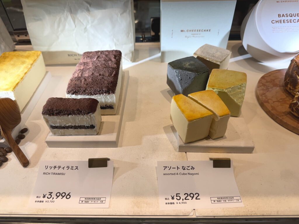 リッチティラミスとアソートなごみが並ぶMr.チーズケーキのショーケース。