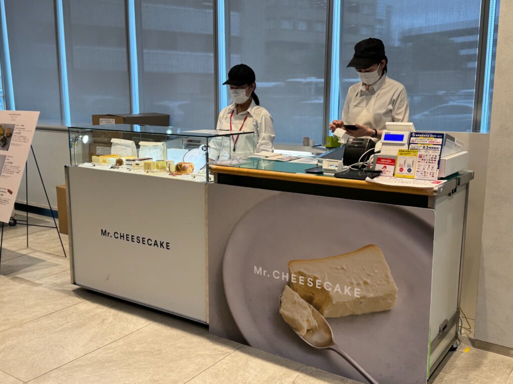 Mr.チーズケーキの販売カウンターとスタッフの様子。