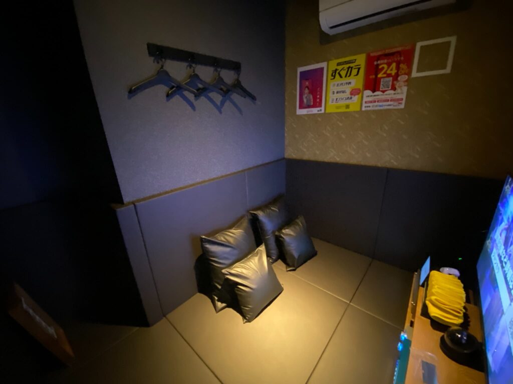 セルフ受付機とアニメ風の壁画が並ぶジャンカラ橘通店の入り口。スマホひとつで入店から精算まで完了できる無人カラオケ受付
