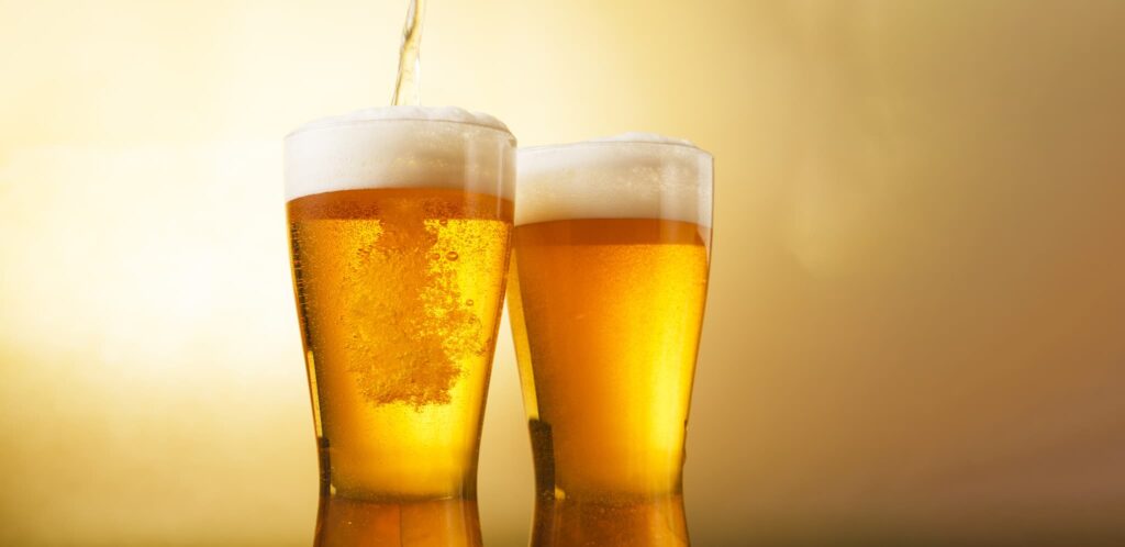 グラスに注がれる冷たい生ビールと泡が美しいビールシーン