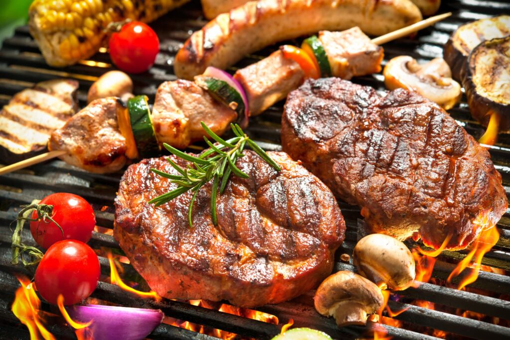 厚切りステーキや串焼きが豪快に焼かれる本格BBQグリル
