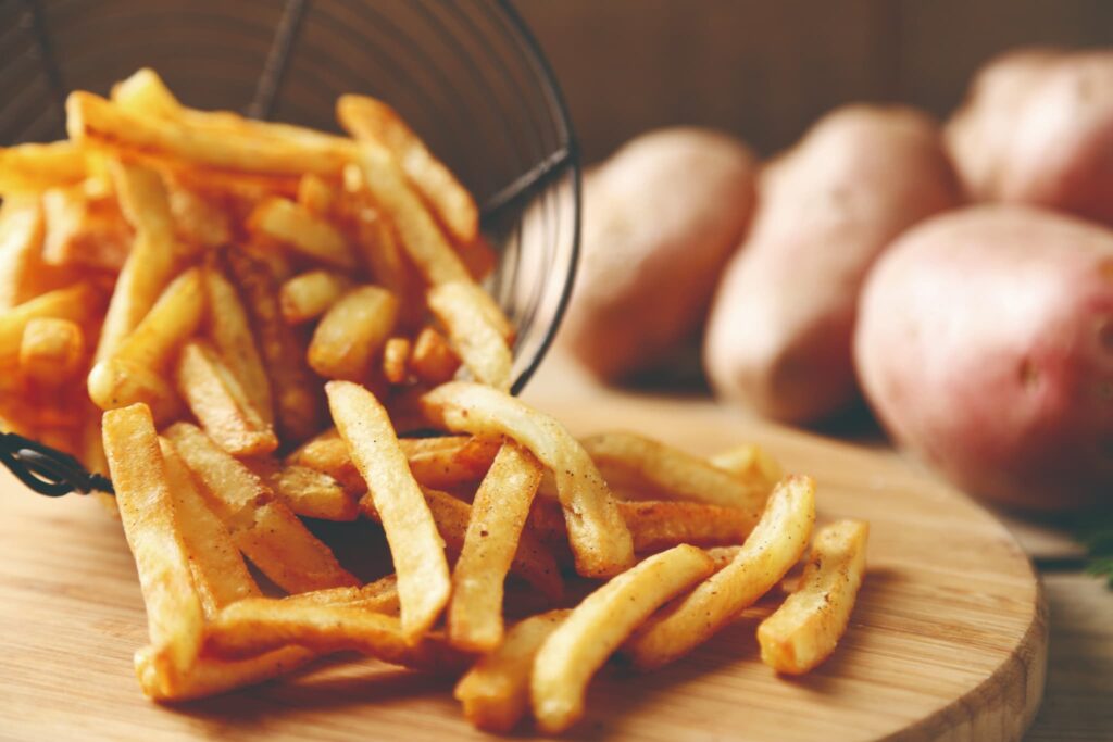 揚げたてのフライドポテトが盛られたサイドメニュー(食べ放題)