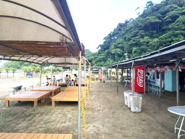宮崎の白浜海水浴場の海の家と売店の写真