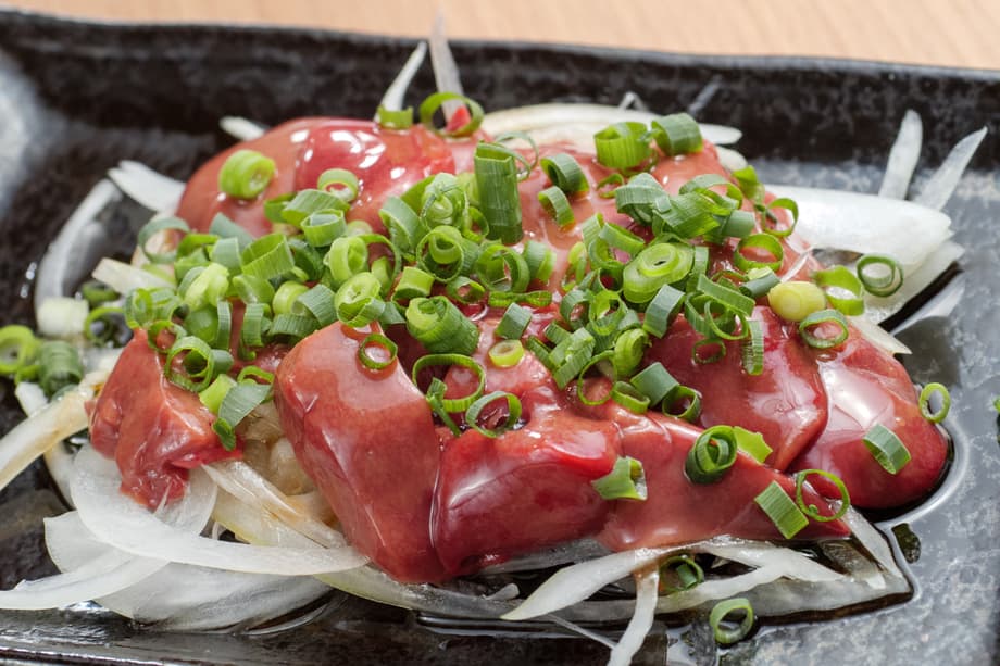 「レバー刺」590円（税込）