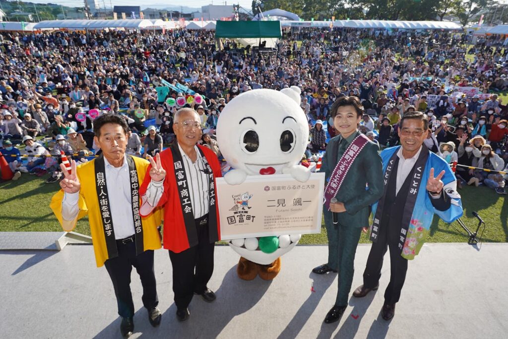 ファン必見！早めのクリスマスプレゼント！？演歌歌手二見颯一さん等身大パネルでお出迎え画像2