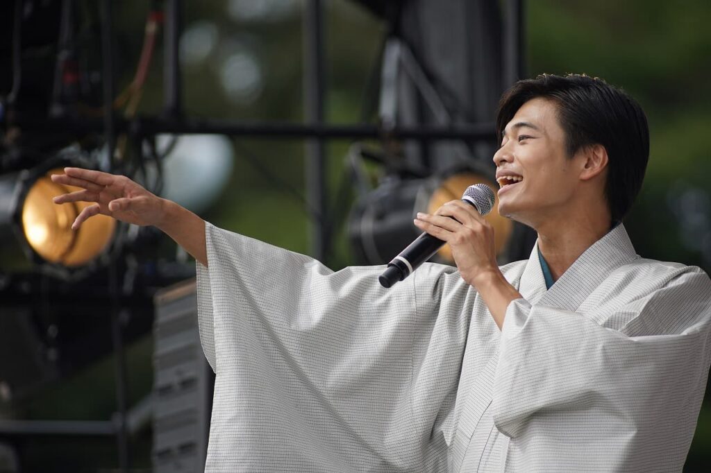 ファン必見！早めのクリスマスプレゼント！？演歌歌手二見颯一さん等身大パネルでお出迎え画像3