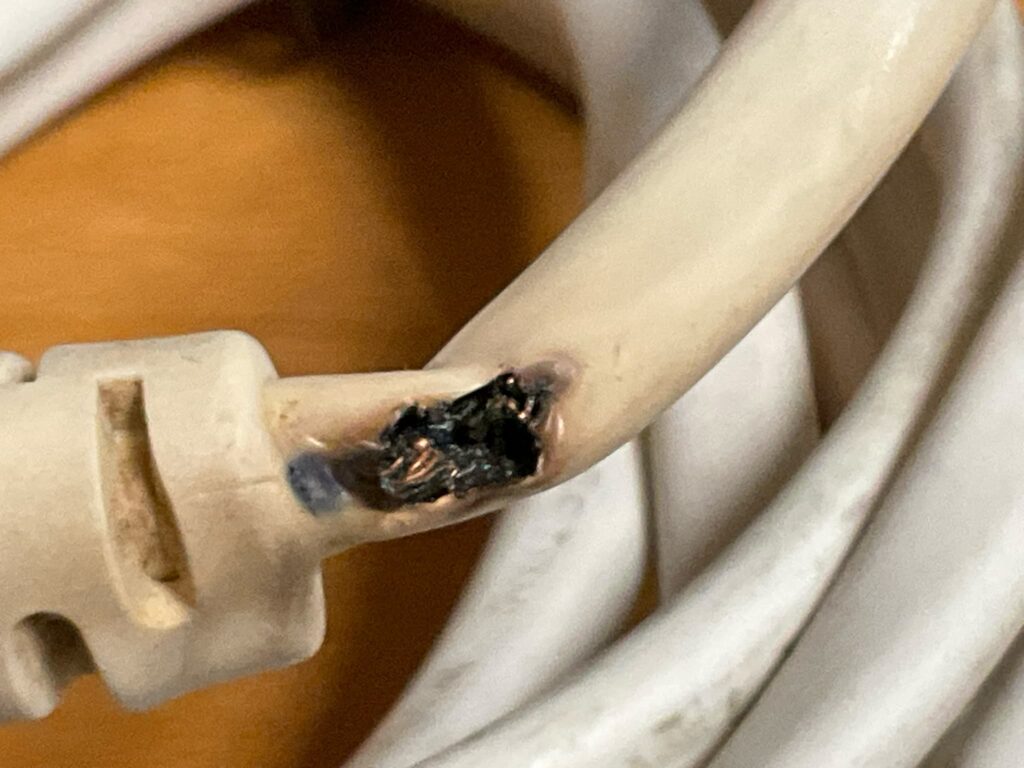 焦げたケーブルの写真