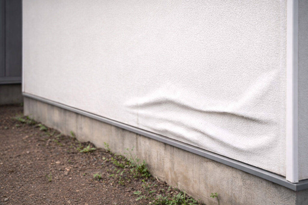 内部結露によって外壁材がゆがむー画像